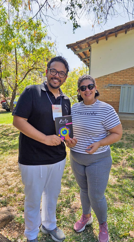 Jornalista Arthur da Paz segura o livro de Amanda Costa