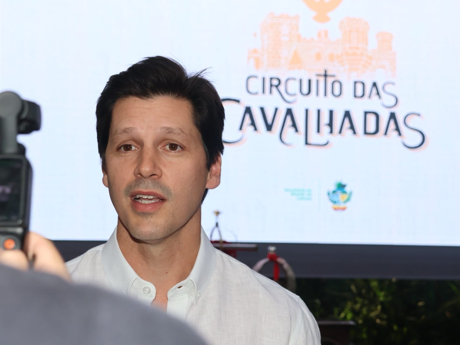 Painel do Circuito das Cavalhadas ao fundo durante pronunciamento