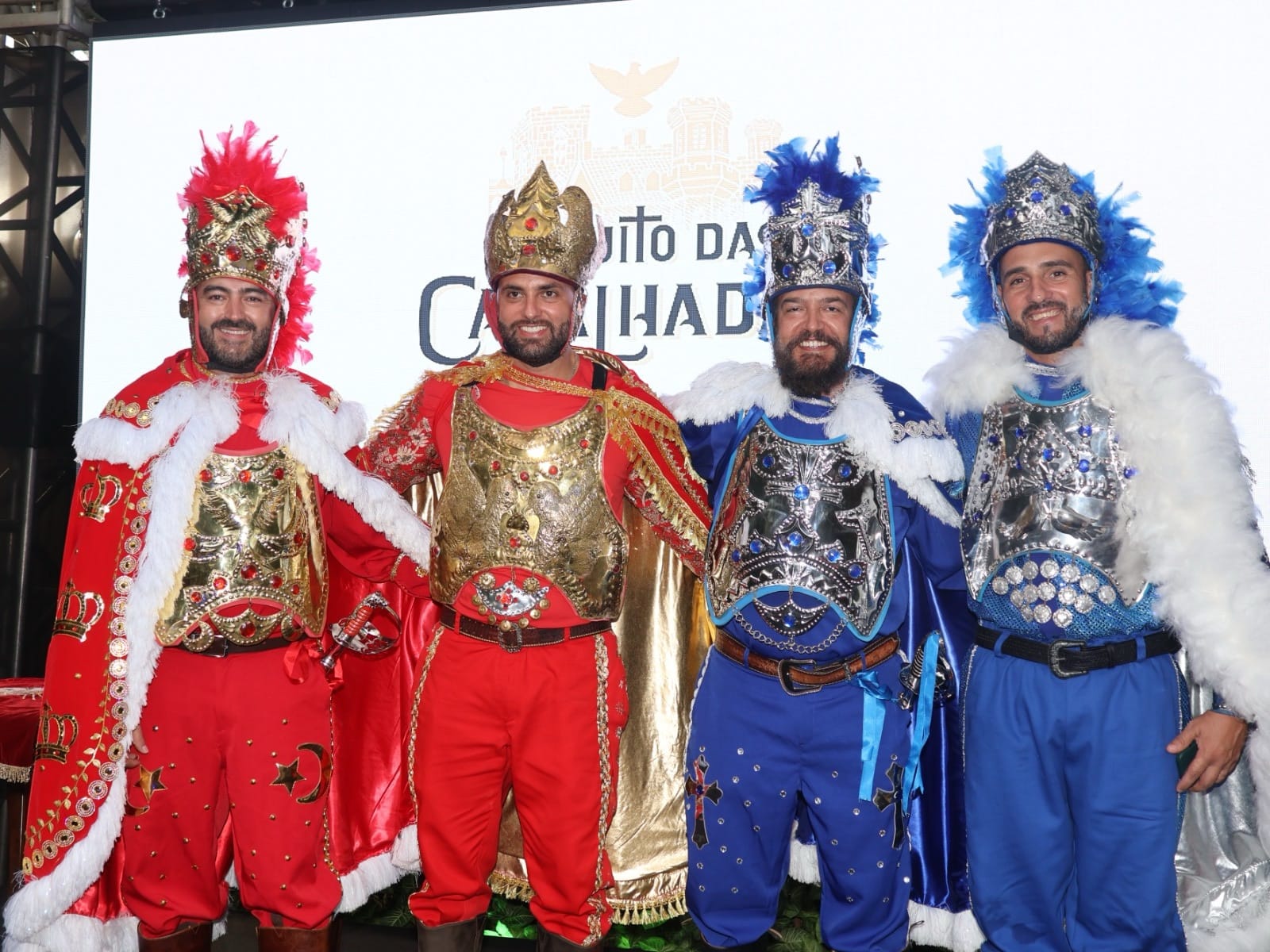 Integrantes das Cavalhadas com fardamentos tradicionais