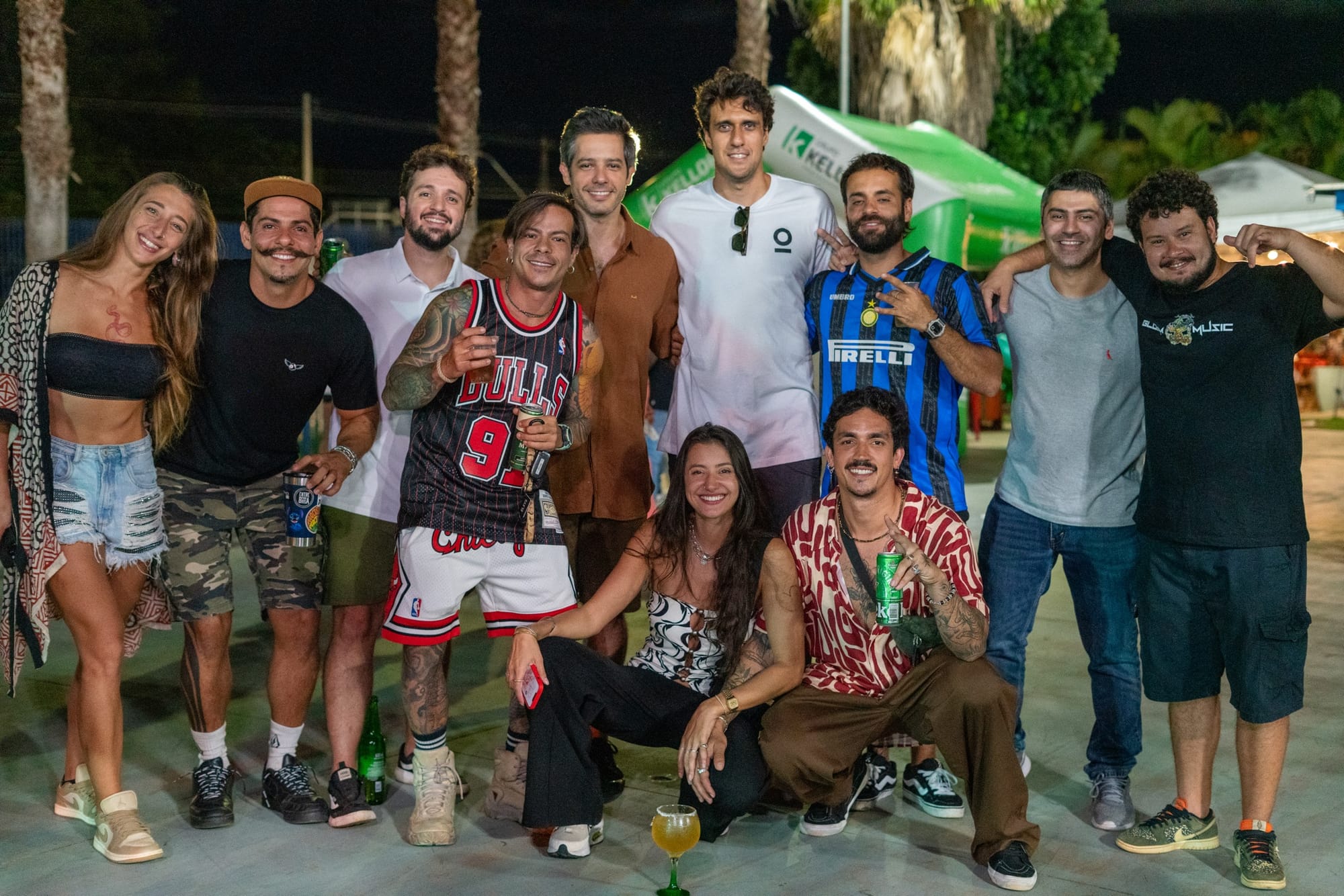 Pessoas posam em fotografia noturna no parque durante o festival