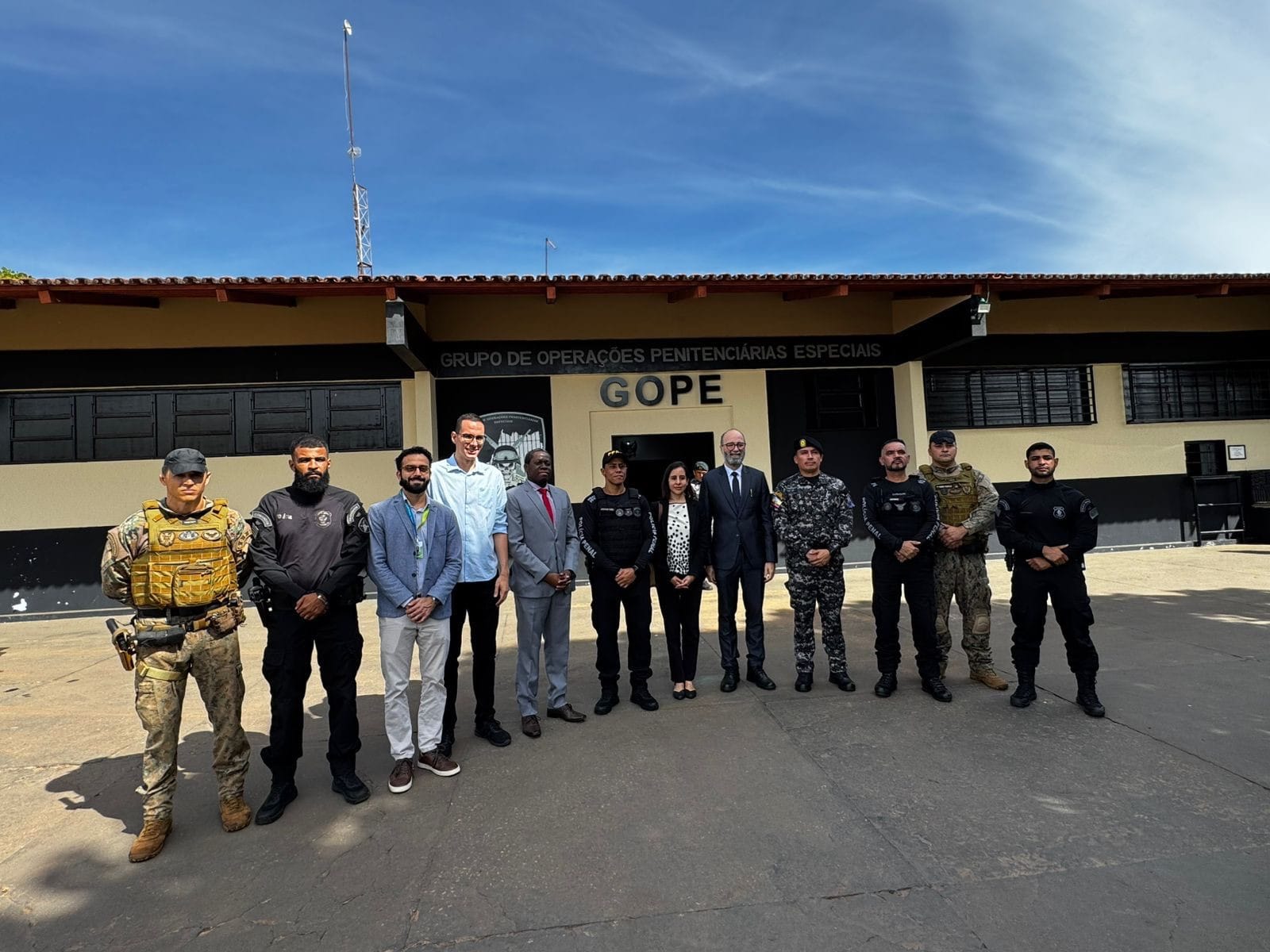 Fachada do GOPE com pessoas em frente ao prédio