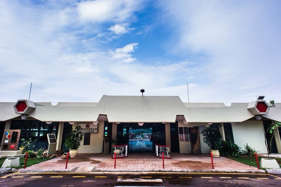 Entrada da sede do Kaikan em dia claro