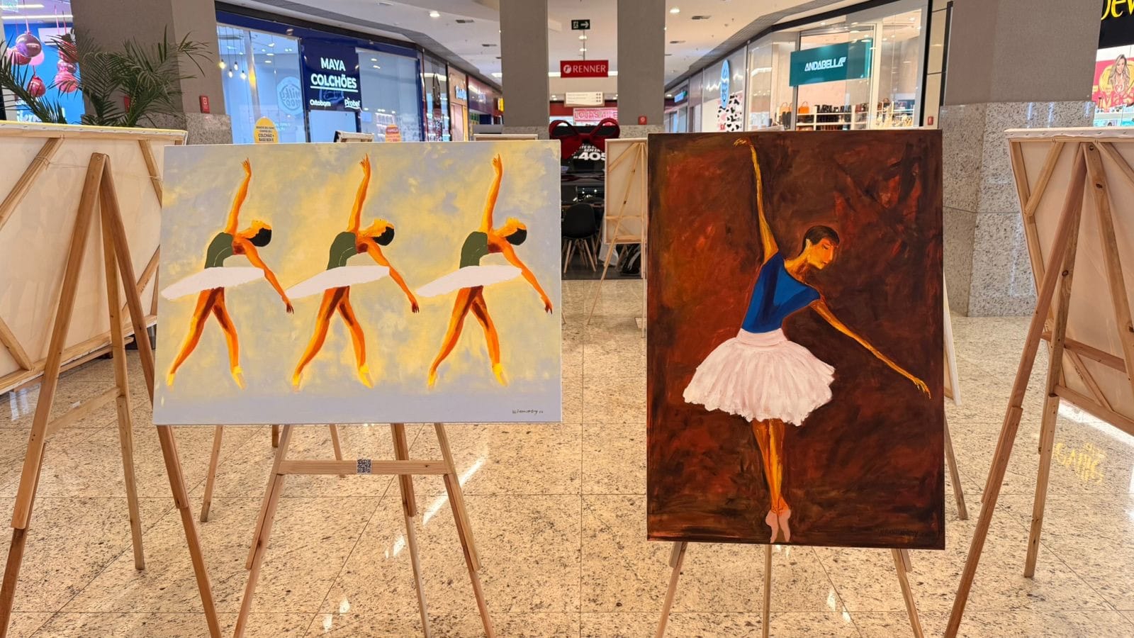 Duas pinturas lado a lado, uma com três bailarinas estilizadas e outra com uma bailarina solitária em fundo escuro