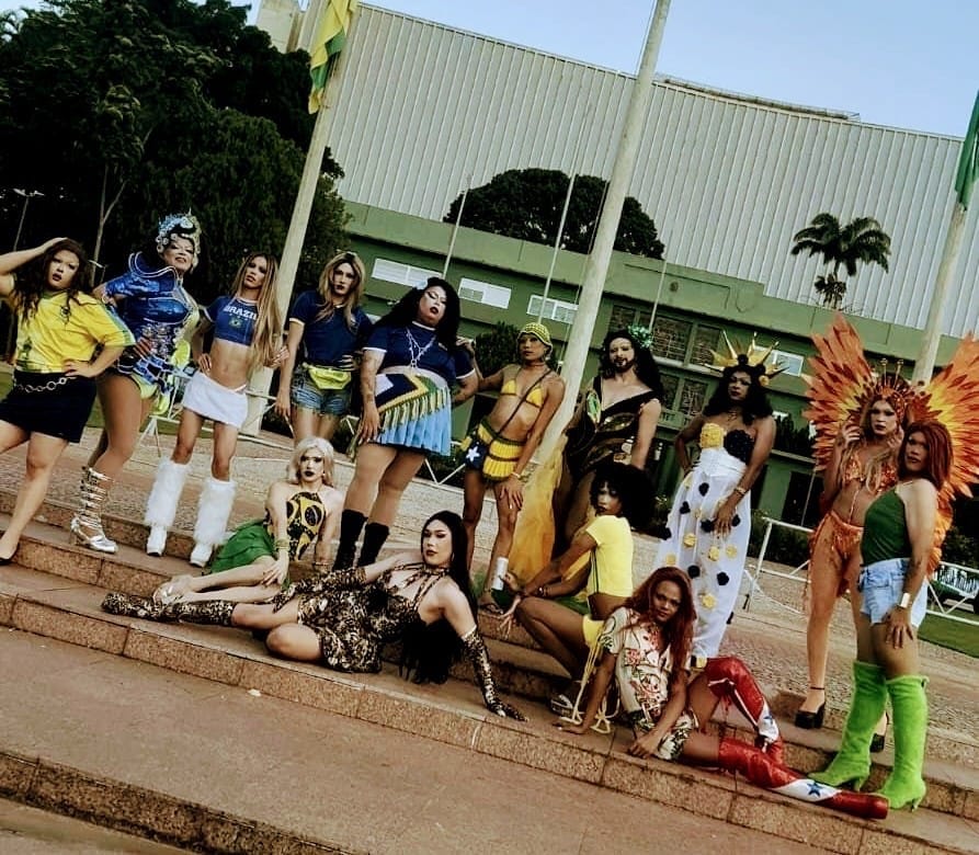 Artistas drag em escadaria posando para foto de divulgação