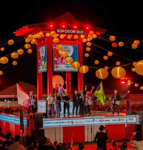 Autoridades em palco durante cerimônia noturna