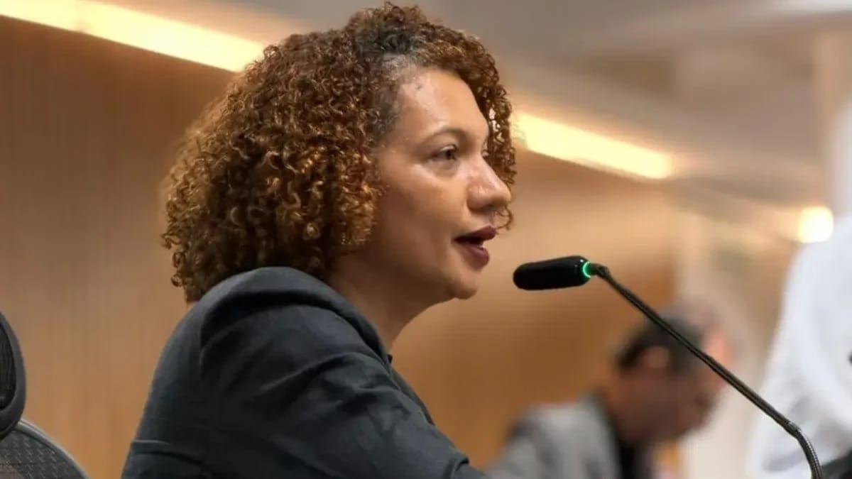 Zilma Alves Maia falando ao microfone durante audiência