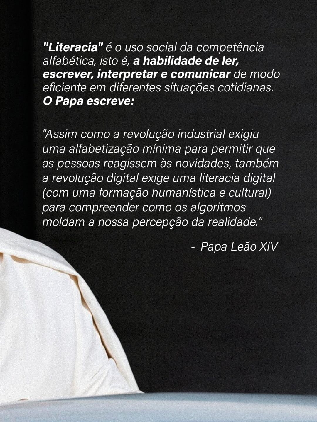 Texto explicativo sobre literacia em sobreposição a imagem