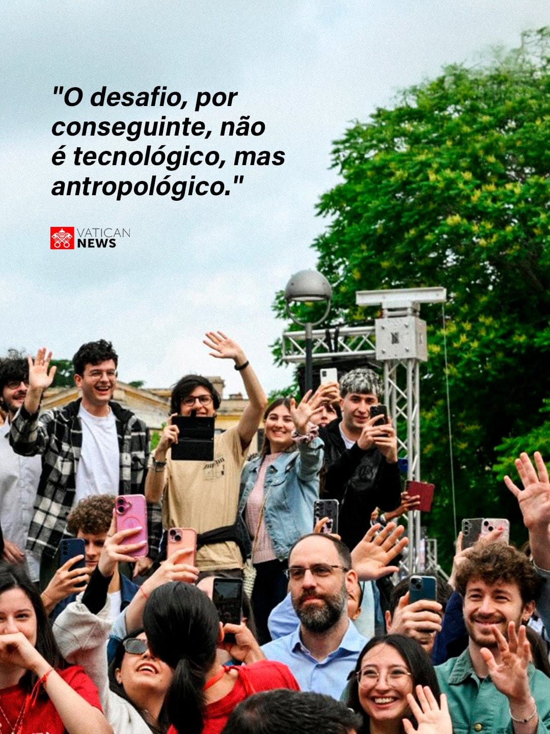Público usando celulares com frase sobre desafio antropológico