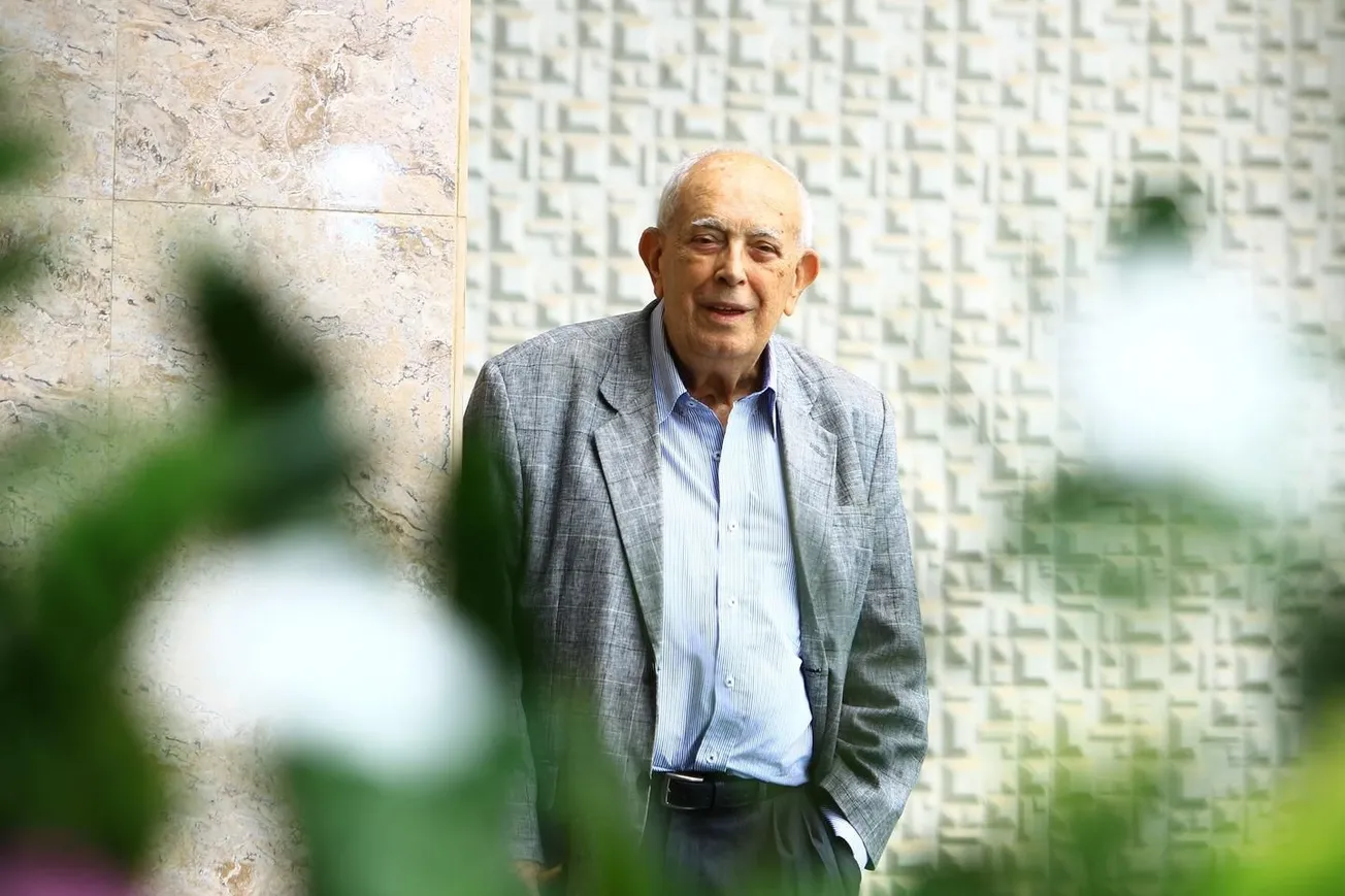 Para Gilberto Mendonça Teles