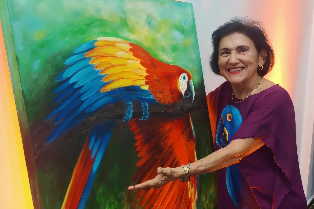 Graça Estrela se junta às araras em exposição na Asmego