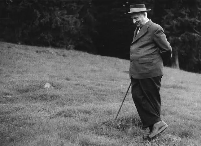 Desvio ou revelação: a distância entre Platão e Heidegger sobre a poesia