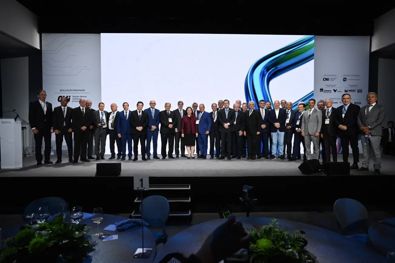 Delegação empresarial no palco do Brasil-U.S. Industry Day em Nova York, com público em auditório e palco principal ao fundo.