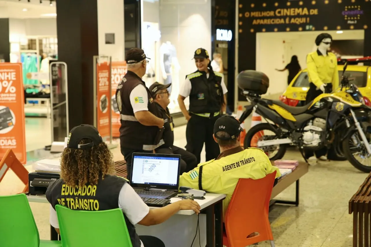 Agentes da SMTA atendem público e expõem viatura durante ação educativa no corredor do Aparecida Shopping