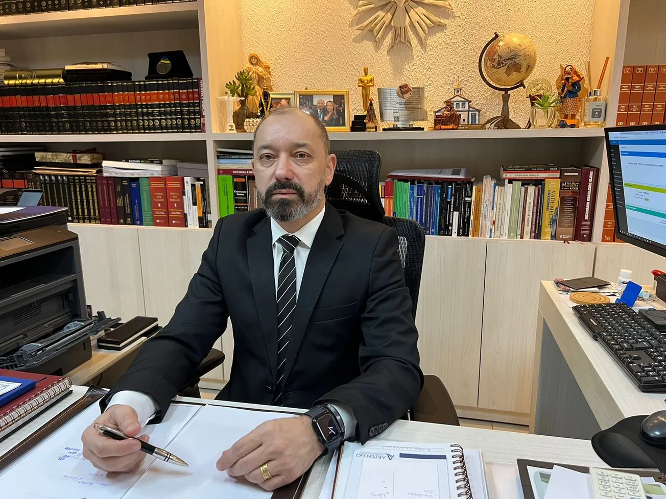 Tabelião em escritório jurídico assinando documentos relacionados à guarda compartilhada de animais