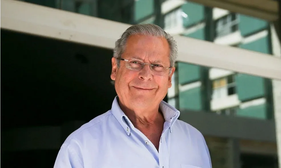 Retrato em plano médio de homem idoso sorrindo em ambiente externo; imagem publicada em perfil oficial no Instagram.