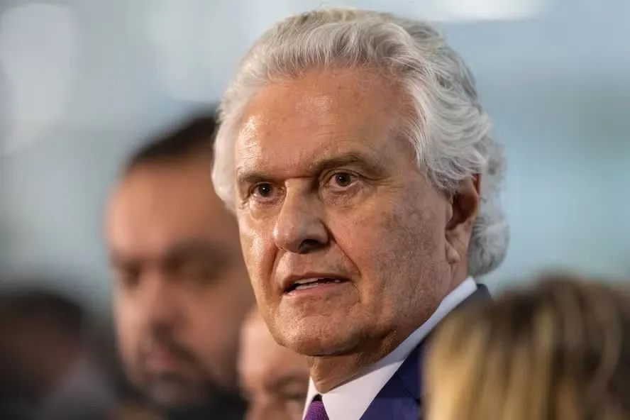 Político falando durante evento público da Marcha dos Prefeitos