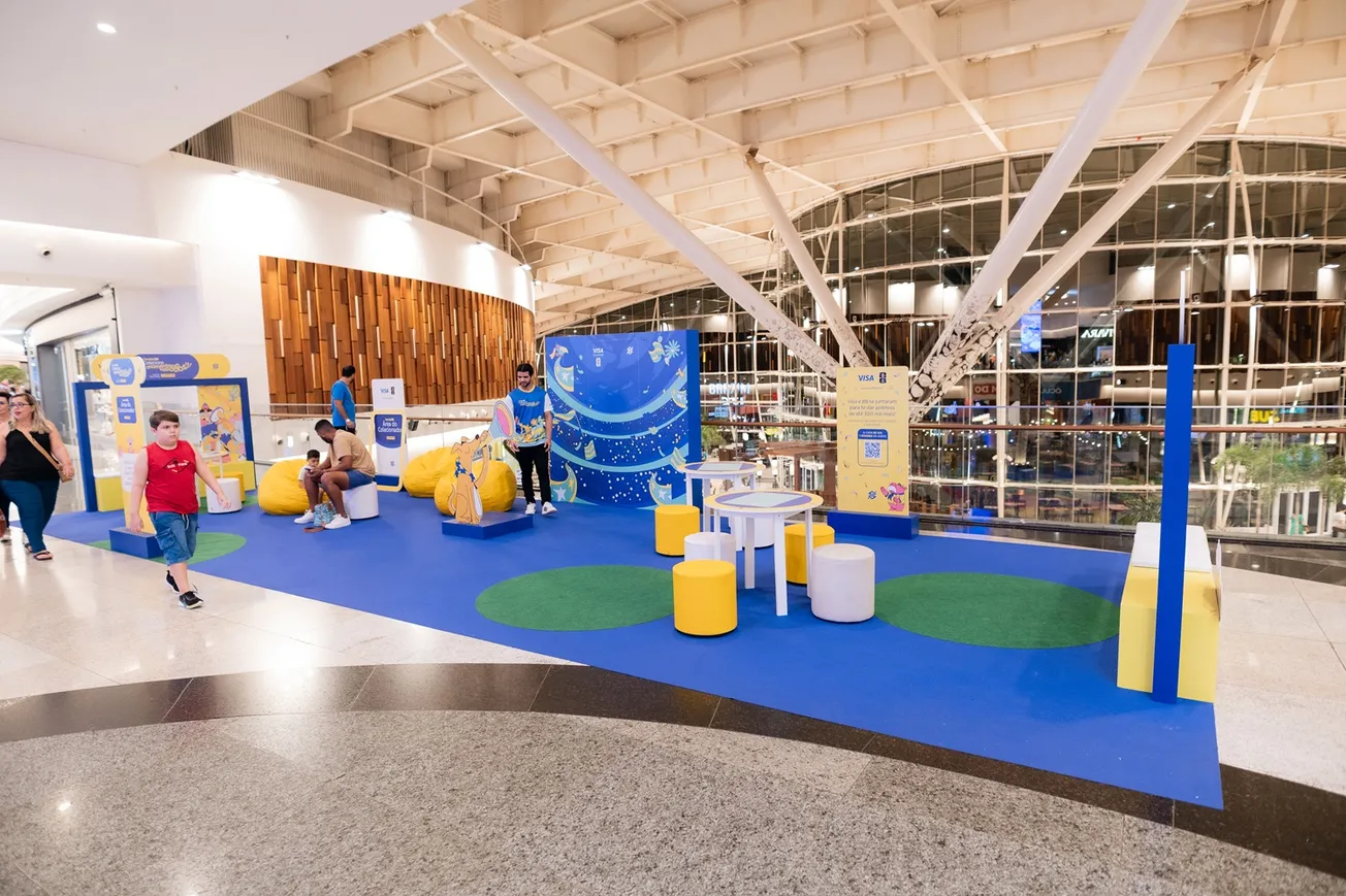 Espaço oficial de troca de figurinhas da Copa do Mundo FIFA 2026™ montado em frente às escadas rolantes do Passeio das Águas Shopping