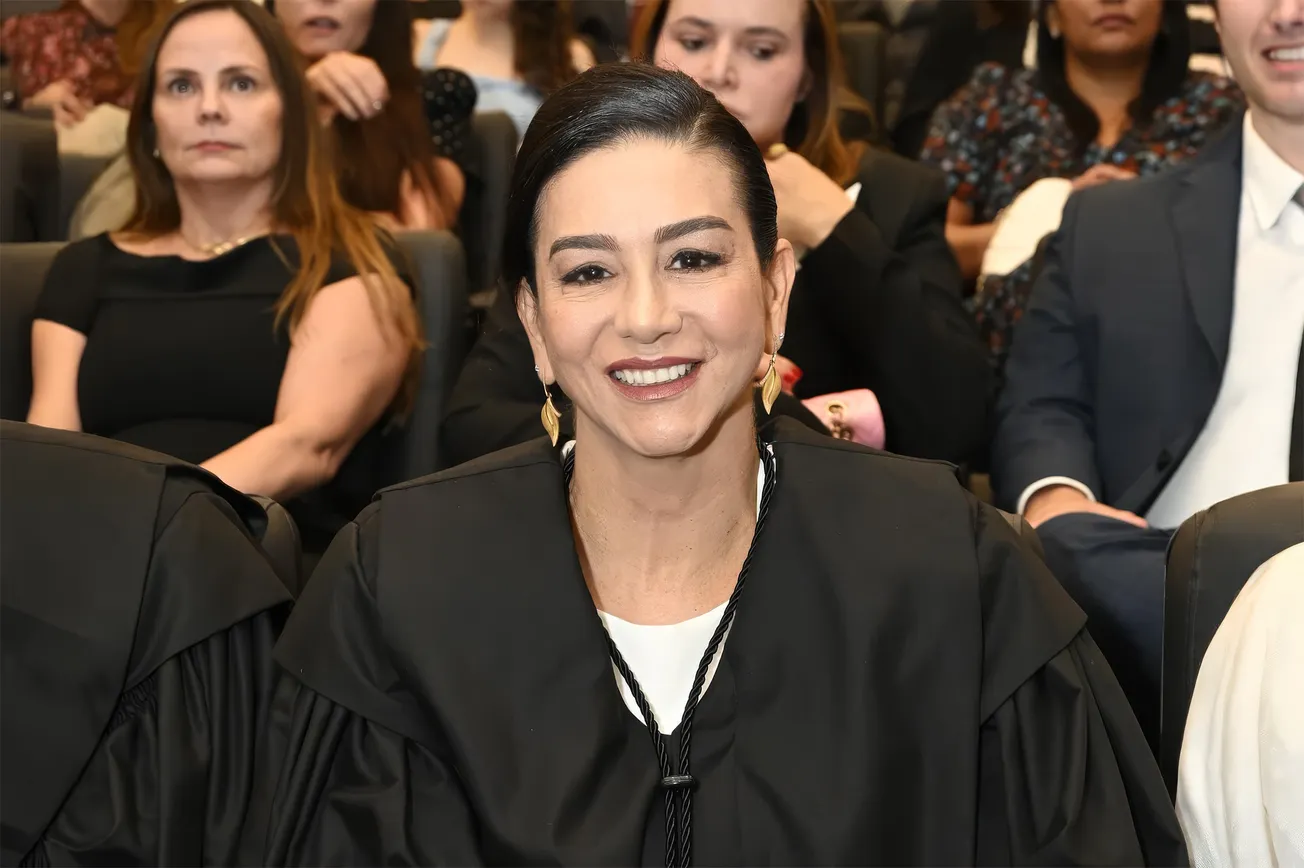 Desembargadora Stefane Fiúza Cançado Machado sorrindo durante cerimônia oficial