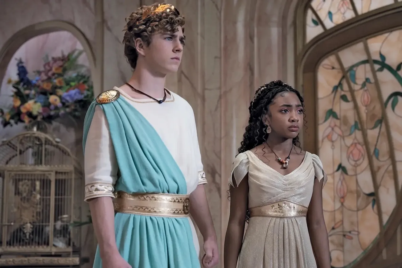 Dois jovens caracterizados como personagens da mitologia grega em cena da série Percy Jackson