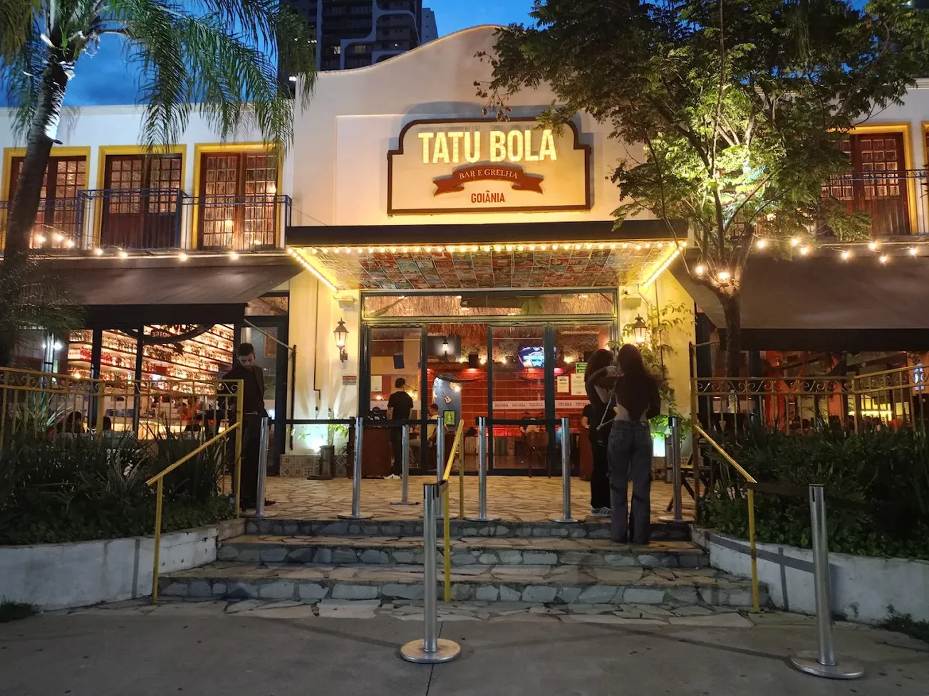 Fachada do Tatu Bola em Goiânia iluminada à noite.