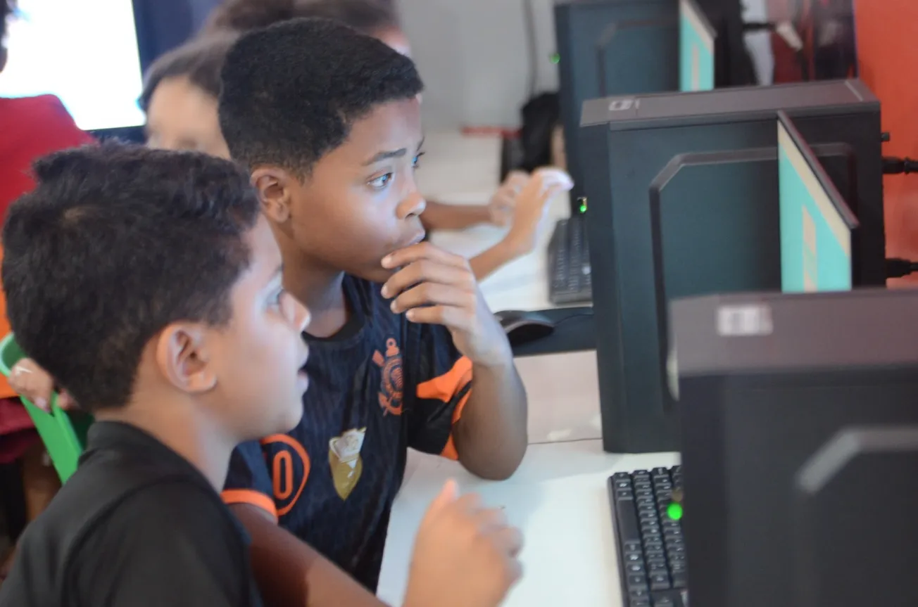 Alunos em laboratório de informática participam de aula do programa Start de robótica em Goiás