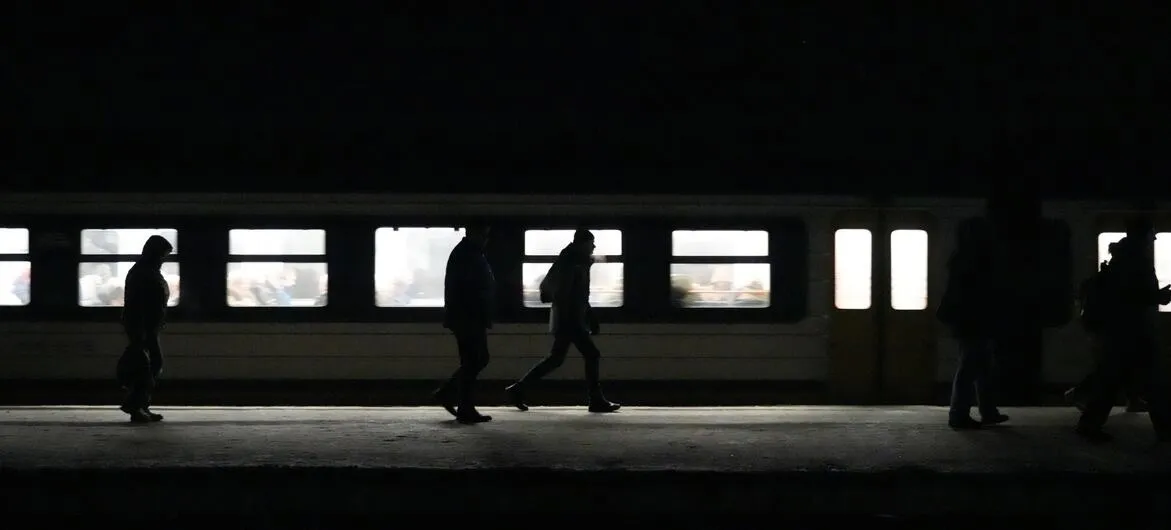 Passageiros caminhando em plataforma de estação durante apagão