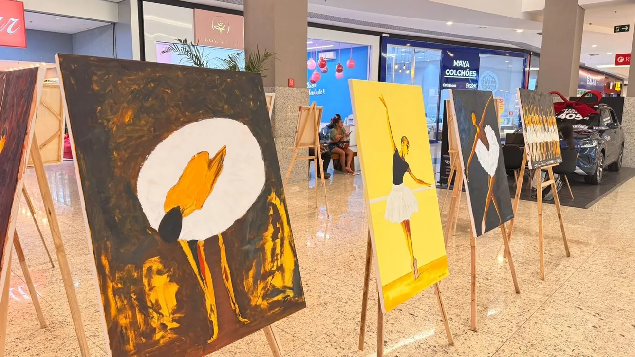 Pinturas da exposição “Ensaio: Música Clássica” de W. Bonnardiny expostas na Praça de Eventos do Aparecida Shopping