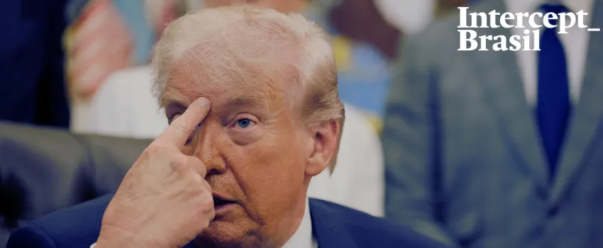 Donald Trump com dedo em direção à testa, enfatizando preocupação.