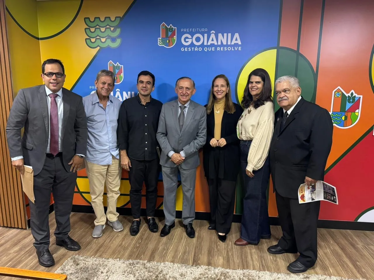 Representantes da Academia Goianiense de Letras durante audiência com o prefeito na Prefeitura de Goiânia