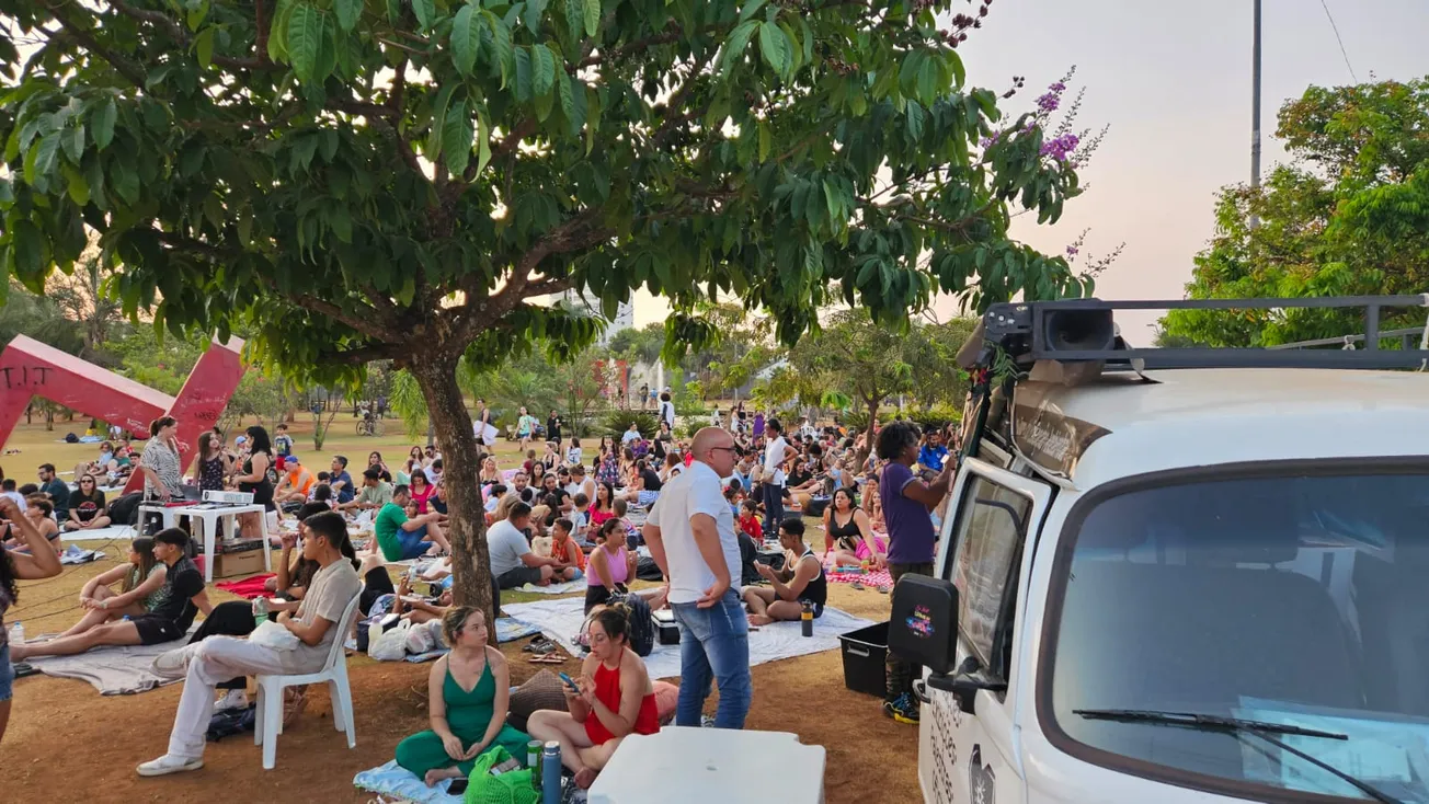 Público reunido em picnic no Parque Ambiental Ipiranga para sessão de cinema ao ar livre